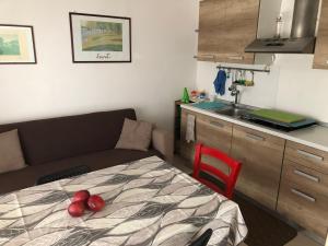 kuchnia z łóżkiem i kanapą w pokoju w obiekcie Mansarda mentana w mieście Vittoria