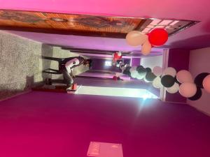 d'une chambre violette avec des ballons et un plafond dans l'établissement OYO Hotel Star 7, à Palwal
