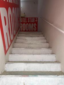 un conjunto de escaleras en una habitación con una señal roja en OYO Hotel Star 7, en Palwal