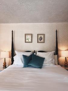 1 cama blanca grande con almohadas y 2 lámparas en Marianna Stoltz House, en Spokane