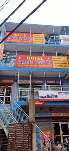 um edifício com placas na lateral em Hotel O POP Hotel Amrit Castle em Moradabad