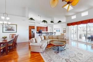een woonkamer met een bank en een tafel bij Blazing Sunshine in Bonita Springs