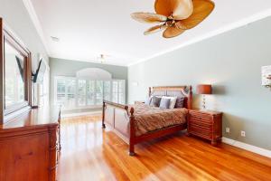 een slaapkamer met een bed en een plafondventilator bij Blazing Sunshine in Bonita Springs +24 foto's