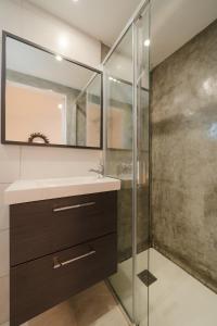 卡門港的住宿－Sabbia Suites Noa Boutique Apartments，一间带水槽和淋浴的浴室