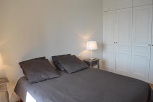 een slaapkamer met een bed met 2 kussens erop bij Appartement moulin rouge II in Parijs