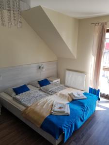 1 dormitorio con 1 cama grande con sábanas azules en VILLA POMERANIA, en Rowy
