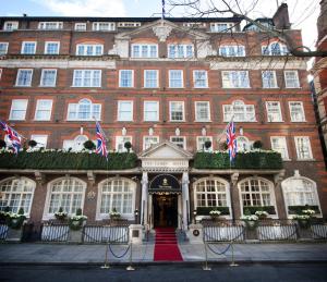 ロンドンにあるザ ゴーリングの大きな赤レンガ造りの建物