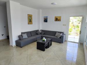 Ein Sitzbereich in der Unterkunft Chalets in the middle of Ajloun forests شاليه و مزرعة في وسط غابات عجلون