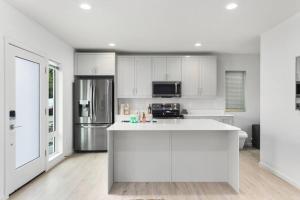 uma cozinha com armários brancos e um balcão branco em Evan's sweet suite - Micro Studio - 91Walkscore em Seattle
