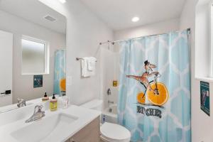 uma casa de banho com uma cortina de chuveiro com uma mulher numa bicicleta em Evan's sweet suite - Micro Studio - 91Walkscore em Seattle