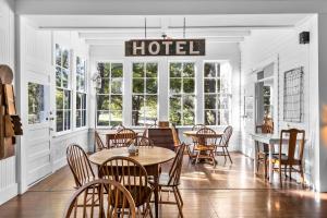 een eetkamer met tafels, stoelen en ramen bij The Meyer Hotel in Comfort