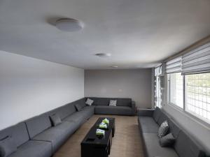 Ein Sitzbereich in der Unterkunft Chalets in the middle of Ajloun forests شاليه و مزرعة في وسط غابات عجلون