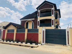 una casa con una puerta azul y una valla en Montrose Gardens, en Lagos