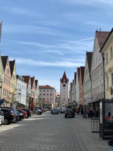 una calle de la ciudad con edificios y coches aparcados en la calle en Frundsberg-Apartment, en Mindelheim