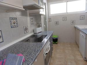 Cuisine ou kitchenette dans l'établissement Apartamento con WIFI a 50m de la playa
