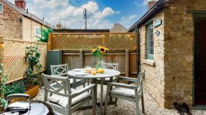 eine kleine Terrasse mit Tisch und Stühlen in der Unterkunft Cedar Cottage in Chipping Norton + 25 Fotos