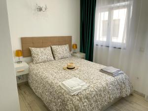 een slaapkamer met een bed met een plaat erop bij Our Charming House in Portimão
