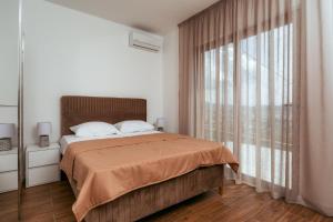 Rúm í herbergi á Uphill Glavanovic Villas +37 myndir