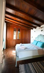 1 dormitorio con 1 cama con techo de madera en Villa Krio Pigadi, en Kechria
