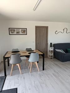 uma sala de estar com uma mesa e duas cadeiras em Chalet Miquéou Gers em Marseillan