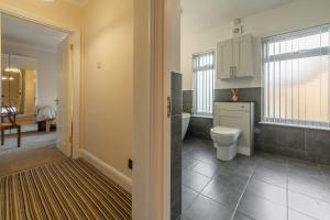 Koupelna v ubytování Heacham Hidey Hole + 29 fotografií