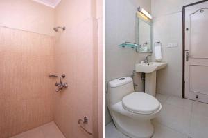 een badkamer met een toilet en een wastafel bij Flagship Om Tara in McLeod Ganj