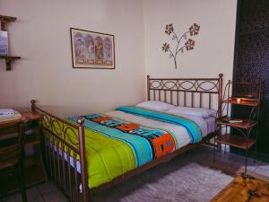 een kleine slaapkamer met een bed en een bureau bij Studio GIANNIS in Souflíon