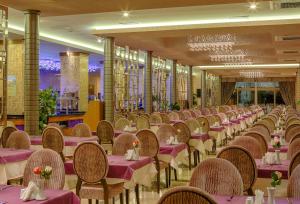 Restaurace v ubytování Golden Rock Beach