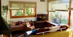 - un salon avec un canapé et une télévision dans l'établissement Villa Bamboo by Costabravaway, à Calonge