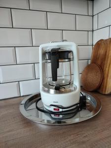 a white blender sitting on top of a counter at Van´s Zimmerglück in Borken