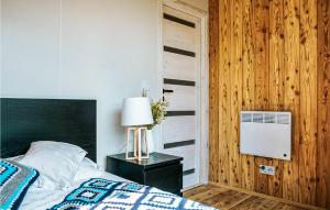 a bedroom with a bed and a desk with a lamp at Amazing Home In Rydzewo With Sauna in Rydzewo