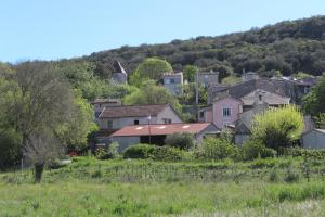 een dorp aan de kant van een heuvel bij La bulle étoile in Allegre Les Fumades