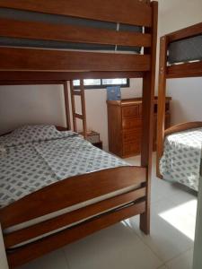 Chincha BajaThe Pacific Cottage的一间带两张双层床和梳妆台的卧室