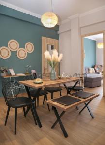 un soggiorno con tavolo e sedie in legno di Sitia Cozy Apartment a Sitia
