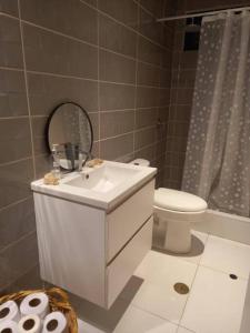 Chincha BajaThe Pacific Cottage的浴室里有洗手池、马桶和镜子。