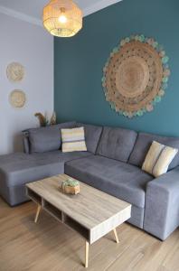 シティアにあるSitia Cozy Apartmentの青いリビングルーム(ソファ、コーヒーテーブル付)