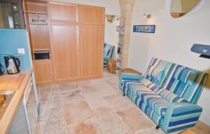 Kuchyň nebo kuchyňský kout v ubytování Cozy Apartment In Beaucaire With Wifi