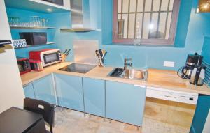 Kuchyň nebo kuchyňský kout v ubytování Cozy Apartment In Beaucaire With Wifi