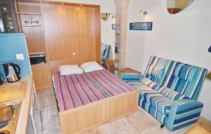 Postel nebo postele na pokoji v ubytování Cozy Apartment In Beaucaire With Wifi