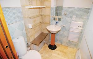 Koupelna v ubytování Cozy Apartment In Beaucaire With Wifi
