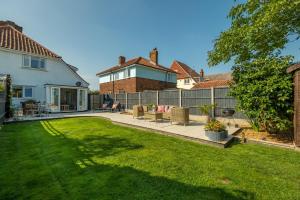 a garden with a patio and a fence at Tide Cottage WR in West Runton