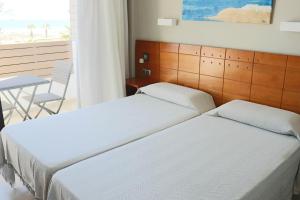 A bed or beds in a room at Hotel Costa Azahar