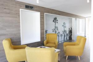A seating area at Hotel Costa Azahar
