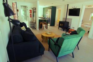 - un salon avec un canapé, des chaises et une table dans l'établissement Casa Las Colinas, à Illana