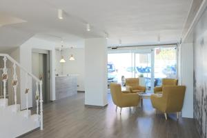 A seating area at Hotel Costa Azahar