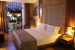En eller flere senge i et værelse på PREMIUM INN City Hotel & Restaurant Central Shopping Street Location !