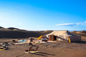 una tenda in mezzo al deserto di Bivouac de Luxe Le Pacha a M'Hamid