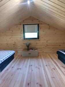 um quarto com duas camas e uma janela em Labalas- odpoczynek pośród przyrody em Chomiąża Szlachecka