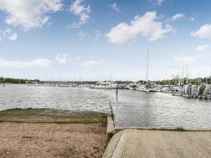 een groep boten aangemeerd in een jachthaven bij Nether Oslands in Lower Swanwick