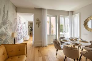 een woonkamer met een tafel en stoelen bij The Downtown Charming Apartments in Porto